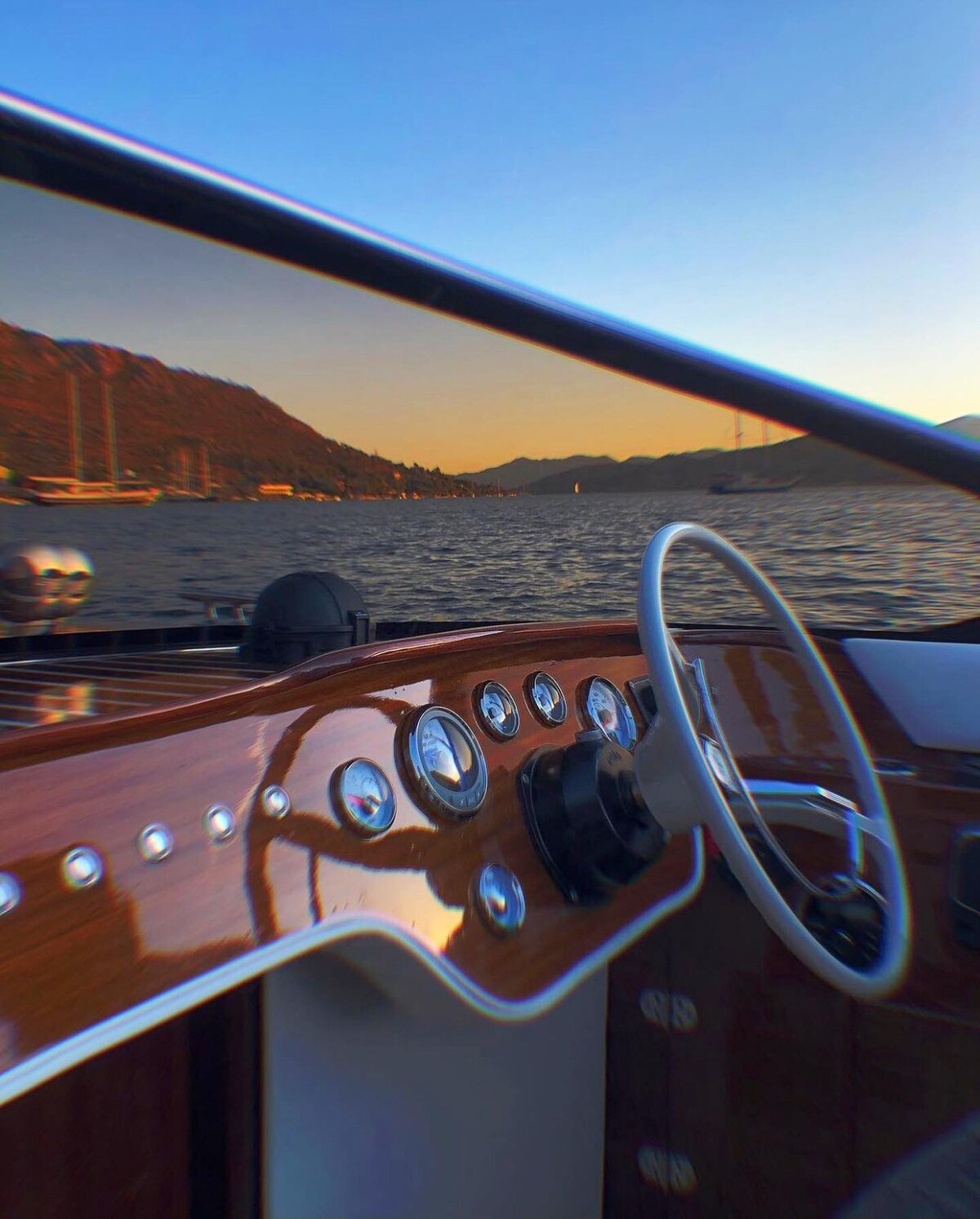 Aurora 27 classic dial dashboard at sunset